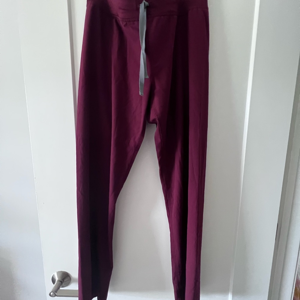Medium maroon Figs regular pant